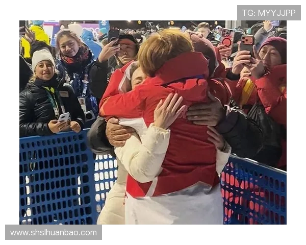 苏翊鸣夺冠父母含泪相拥庆祝时